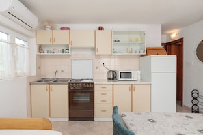 Refrigerador, microondas, horno, placa de cocina