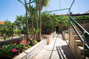 Garden - Apartment Zora (Supetar)