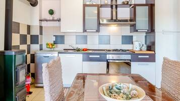 Leilighet (A1) | Eget kjøkken | Kjøleskap, ovn, kokeplater og vannkoker