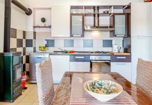 Leilighet (A1) | Eget kjøkken | Kjøleskap, ovn, kokeplater og vannkoker