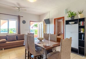 Refrigerador, horno, placa de cocina, tetera/pava eléctrica