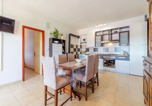 Apartemen (A1) | Dapur pribadi | Lemari es, oven, kompor, dan ketel listrik