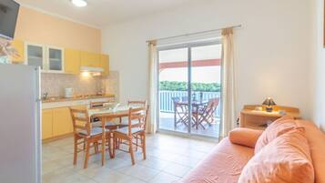 Apartment (A4) | Private kitchen | Fridge, oven, stovetop, electric kettle