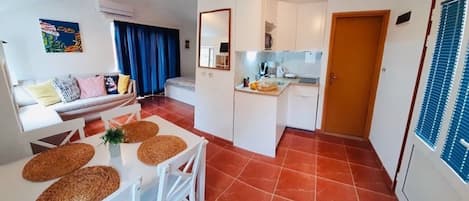 Studio (A1) | Dining