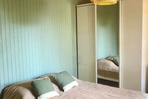 Strykejern/-brett, internettilgang og sengetøy