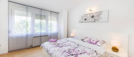 House | Free cribs/infant beds, free WiFi