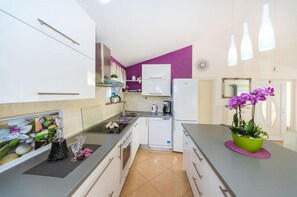 House | Private kitchen | Fridge, microwave, oven, stovetop - House Luxury Villa With Pool (Nin)