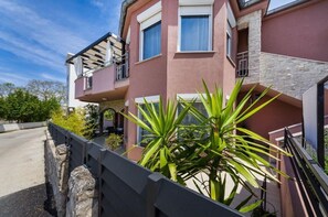 Building design - House Luxury Villa With Pool (Nin)