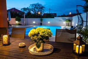 Ferienhaus | Pool | Außenpool, Sonnenschirme