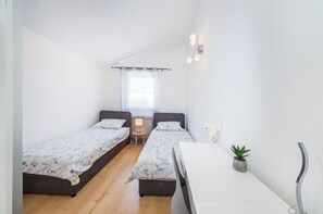 Free cots/infant beds, free WiFi - House Luxury Villa With Pool (Nin)