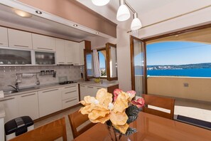 Apartment (A1) | Eigene Küche | Kühlschrank, Mikrowelle, Ofen, Herdplatte