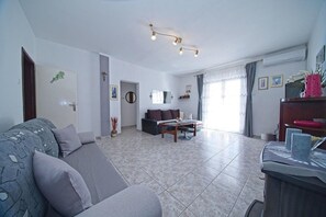 Apartment (A1) | Living room | DVD player - Apartment Pavlo (Postira)
