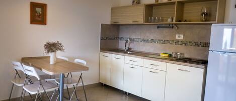 Appartement (A1) | Cuisine privée | Réfrigérateur, micro-ondes, plaque de cuisson, machine à expresso