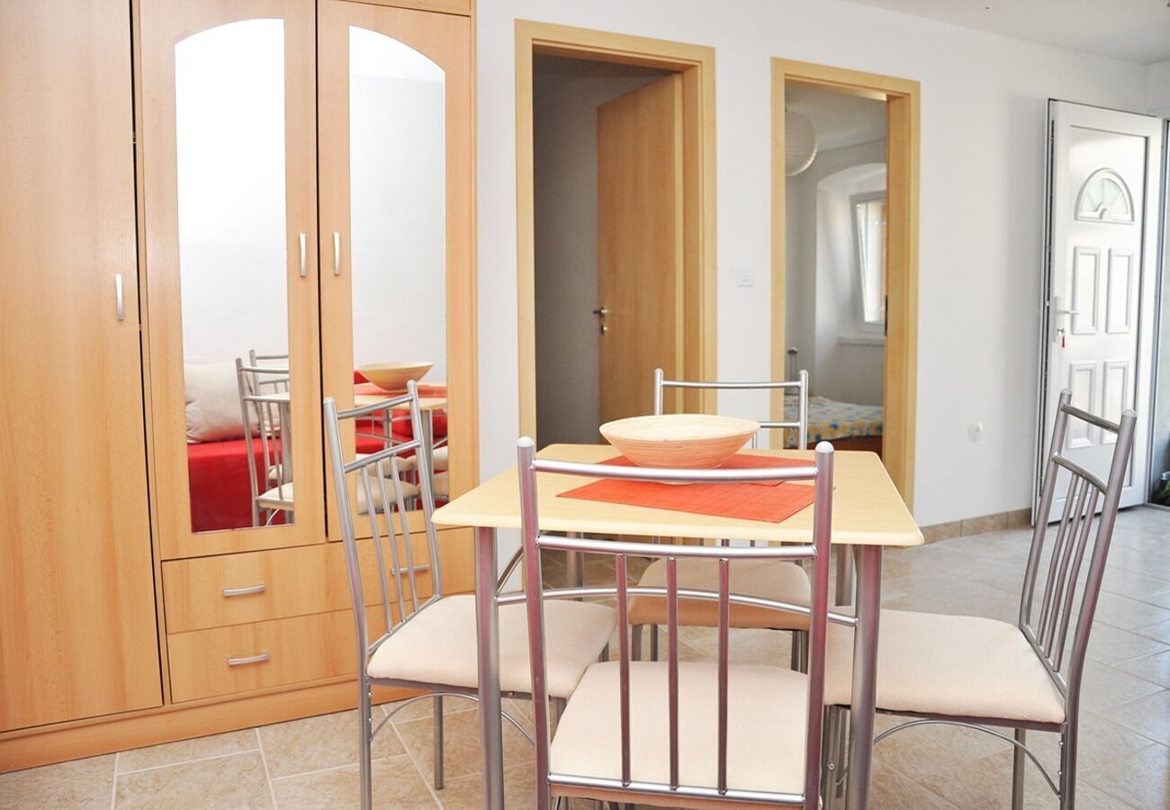 Apartment (A2) | Dining