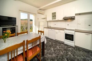 Apartamento (A1) | Cocina privada | Frigorífico, placa de cocina, lavavajillas y máquina de café espresso
