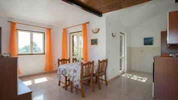 Apartment (A2) | Dining