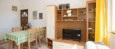 Apartment (A1) | Dining