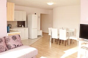 Apartment (A2) | Dining