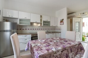 Studio (A1) | Eigene Küche | Kühlschrank, Ofen, Herdplatte, Kochgeschirr/Geschirr/Besteck
