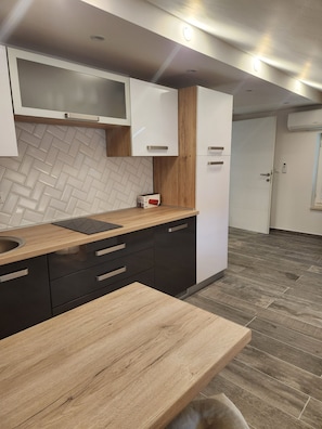 Studio (A2) | Private kitchen | Fridge, stovetop, cookware/dishes/utensils, freezer - Apartment Blue (Mali Losinj)