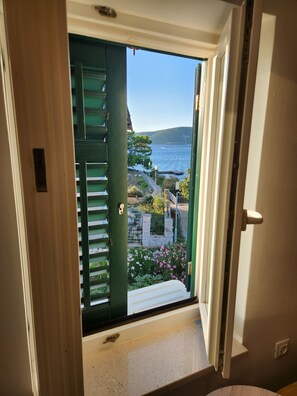 Studio (A2) | Quang cảnh mặt nước