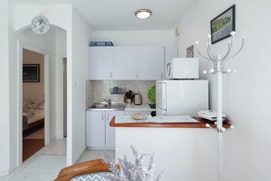 Appartamento (A2) | Cucina privata | Frigorifero, microonde, piano cottura, macchina per caffè espresso