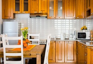 Apartamento (A2) | Cocina privada | Frigorífico, microondas, horno y placa de cocina