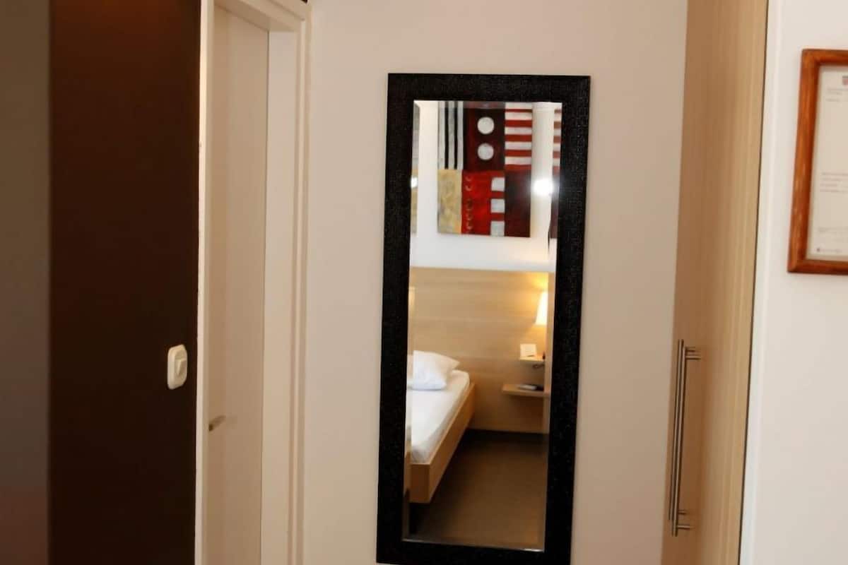 Room (S9) | Interior