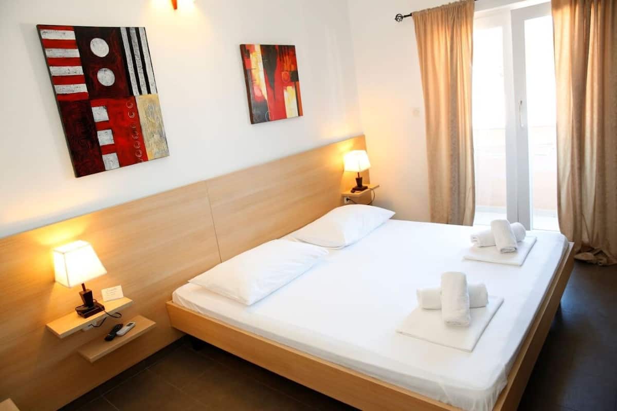 Room (S8) | Free WiFi