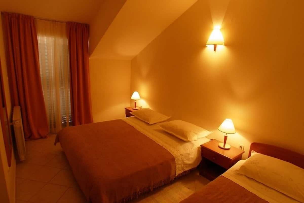 Room (S4) | Free WiFi
