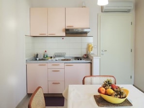 Refrigerador, placa de cocina, utensilios de cocina, freezer
