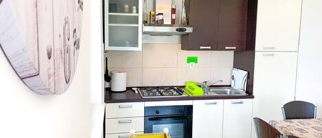 Appartement (A1) | Cuisine privée | Réfrigérateur, un four, surface de cuisson, bouilloire électrique