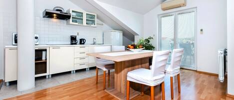 Appartement (A2) | Cuisine privée | Réfrigérateur, four à micro-ondes, surface de cuisson