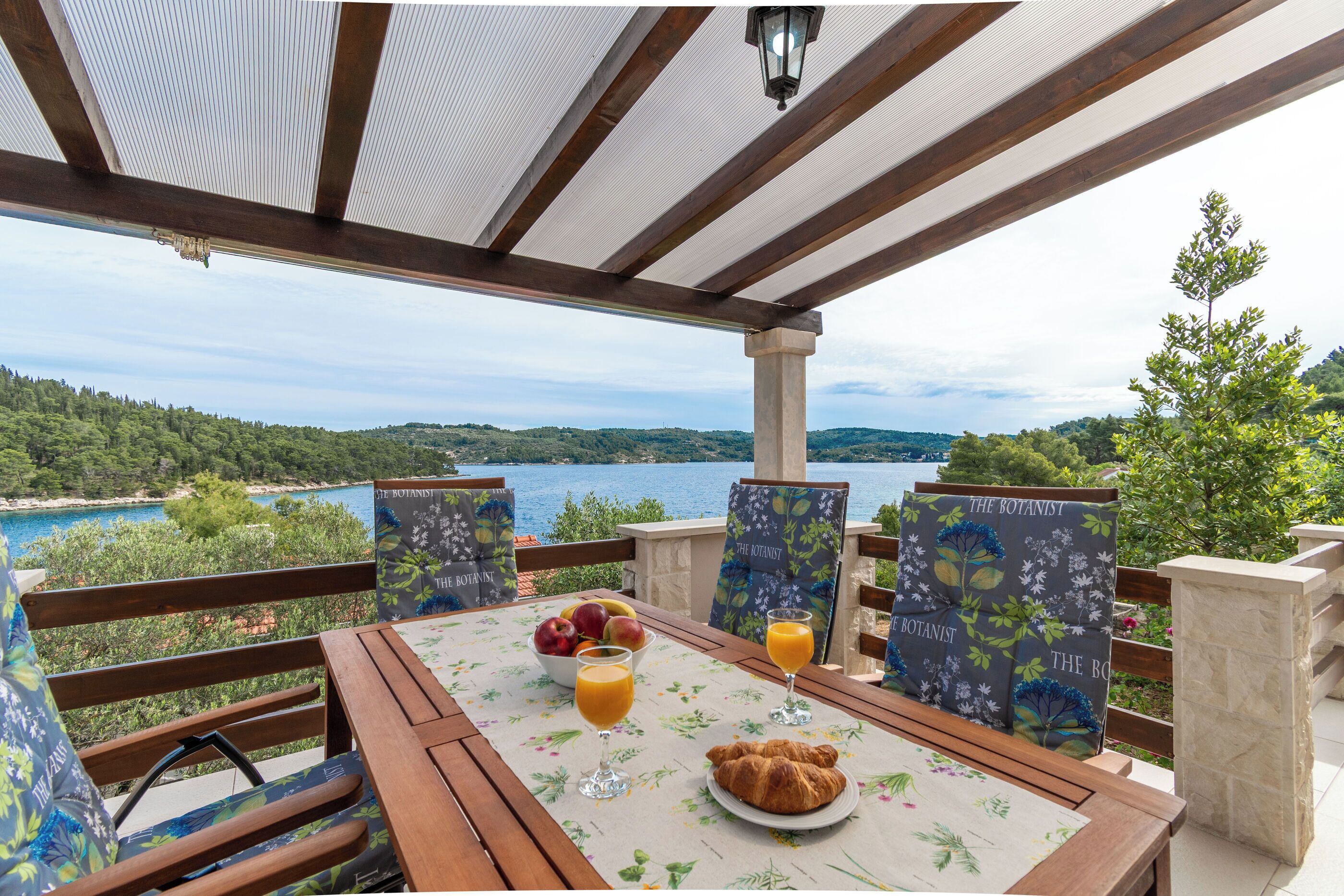 House | Outdoor dining