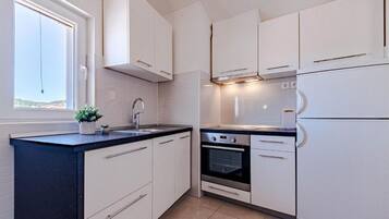 Appartamento (A1) | Cucina privata | Frigorifero, forno, piano cottura, pentole/stoviglie/utensili