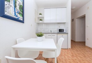 Apartment (A2) | Private kitchen | Fridge, stovetop, electric kettle, cookware/dishes/utensils - Apartments Ivi (Podgora)
