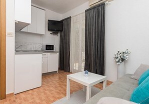 Apartment (A3) | Private kitchen | Fridge, stovetop, electric kettle, cookware/dishes/utensils - Apartments Ivi (Podgora)