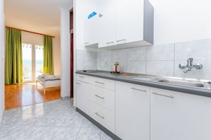 Studio (A4) | Private kitchen | Fridge, microwave, stovetop, electric kettle - Apartments Ivo (Omis)