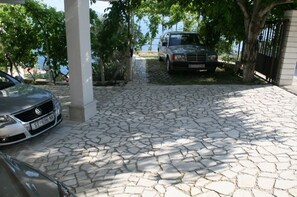 Free self parking - Apartments Ivo (Omis)