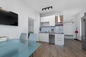 Apartamento (A3) | Cozinha privada | Geladeira, micro-ondas, cooktop, lava-louças