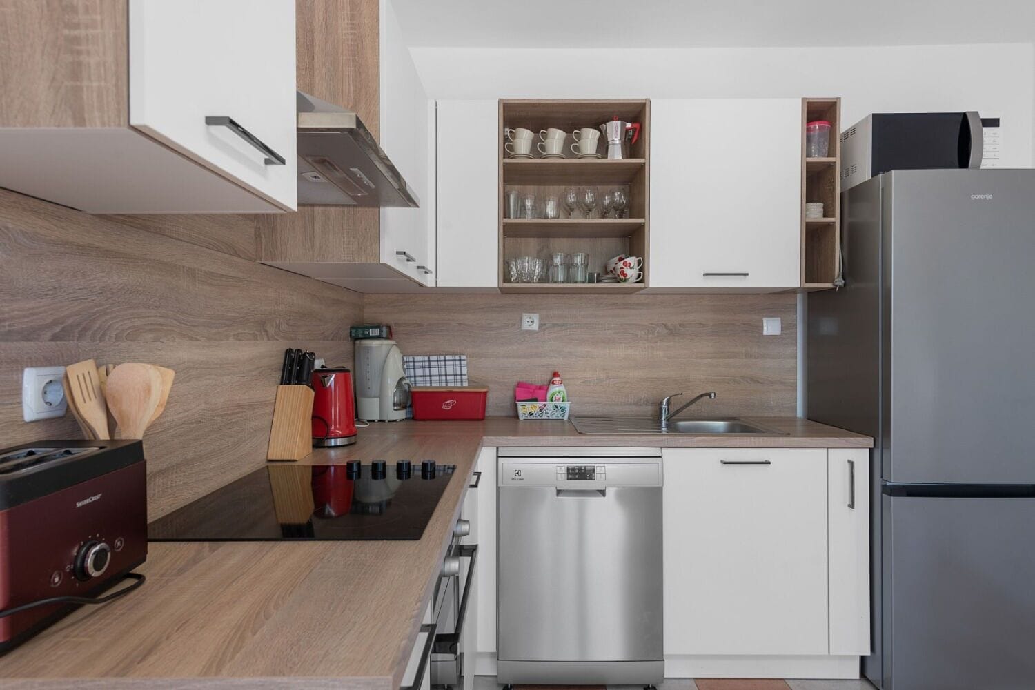Apartment (A4) | Eigene Küche | Kühlschrank, Mikrowelle, Herdplatte, Geschirrspüler