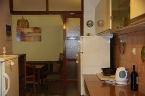 Apartment (A1) | Eigene Küche | Kühlschrank, Mikrowelle, Herdplatte, Wasserkocher