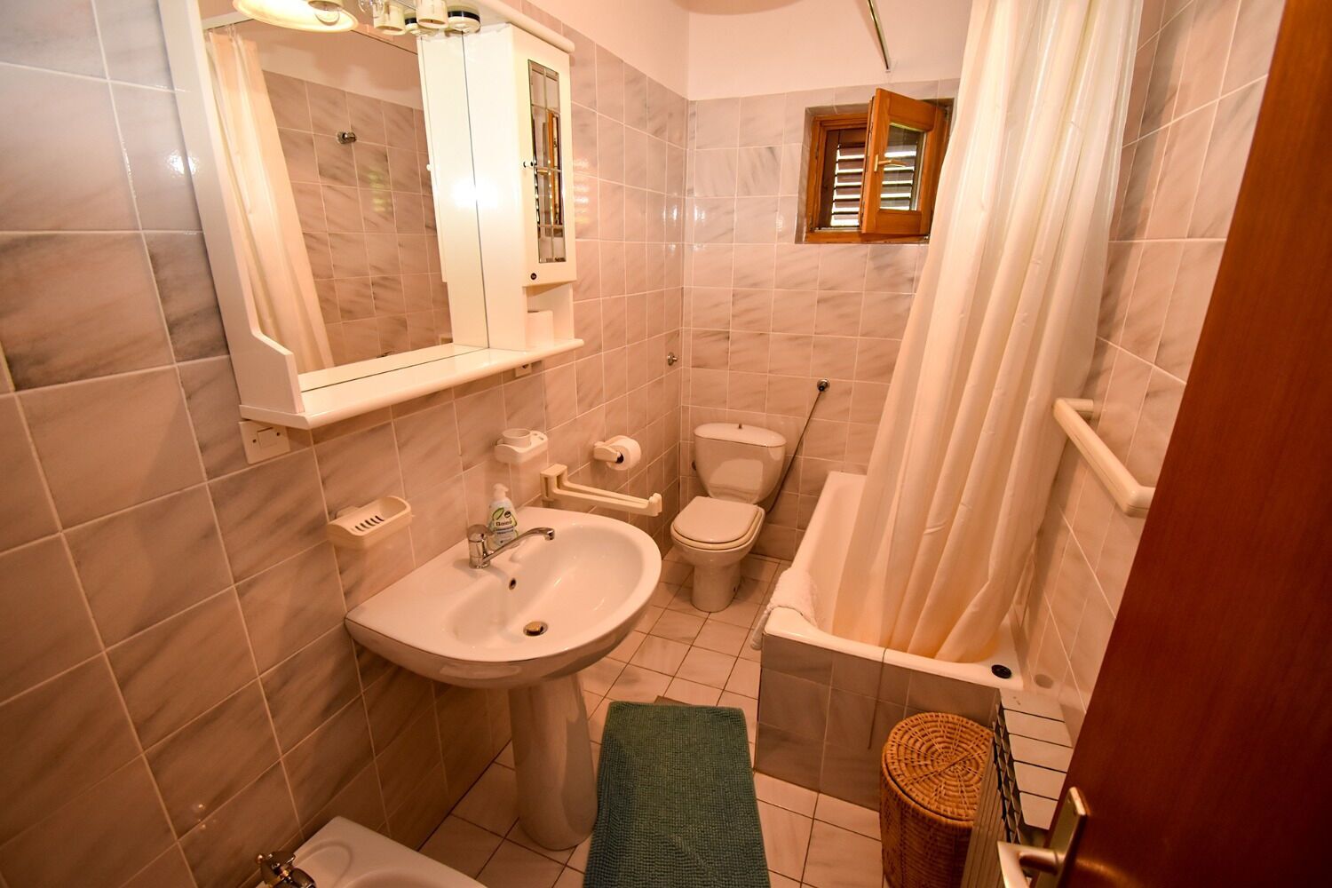 Un baño con lavabo, inodoro y bañera.