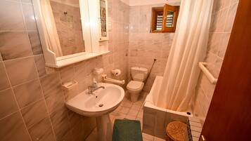 Un baño con lavabo, inodoro y bañera.