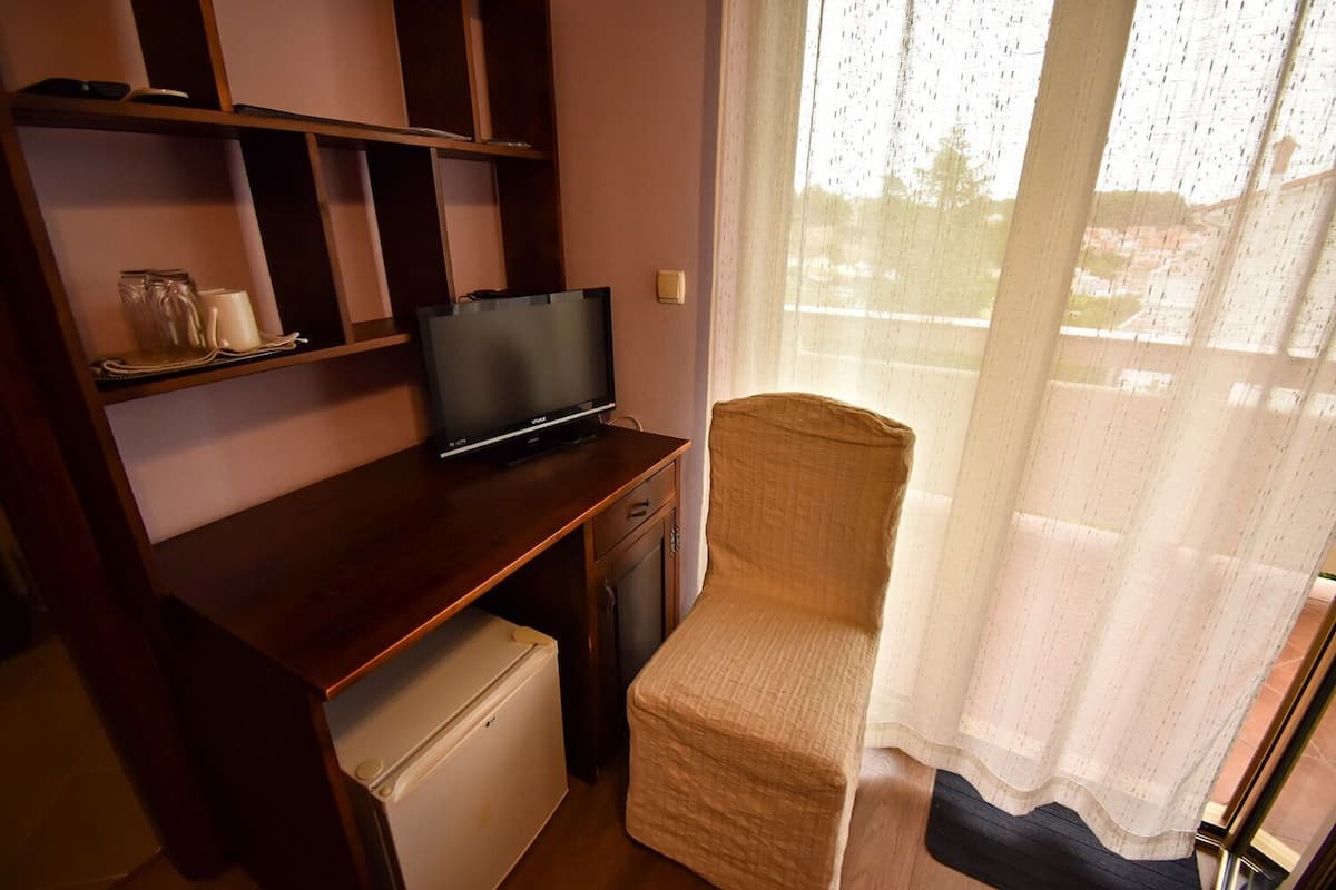 Room (S4) | Interior