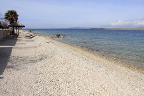 Una spiaggia nelle vicinanze