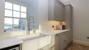 Dishwasher, cookware/dishes/utensils