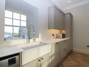 Dishwasher, cookware/dishes/utensils - Balmashanner Farmhouse (Forfar)