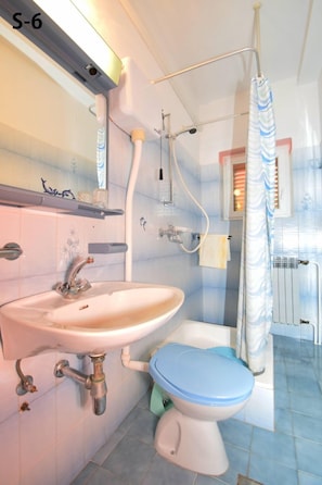 Apartment (A1) | Bathroom | Shower - Apartments and Rooms Mirja (Starigrad)