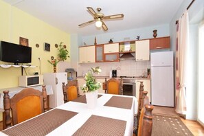 Apartamento (A1) | Cozinha privada | Geladeira, micro-ondas, fogão, cooktop